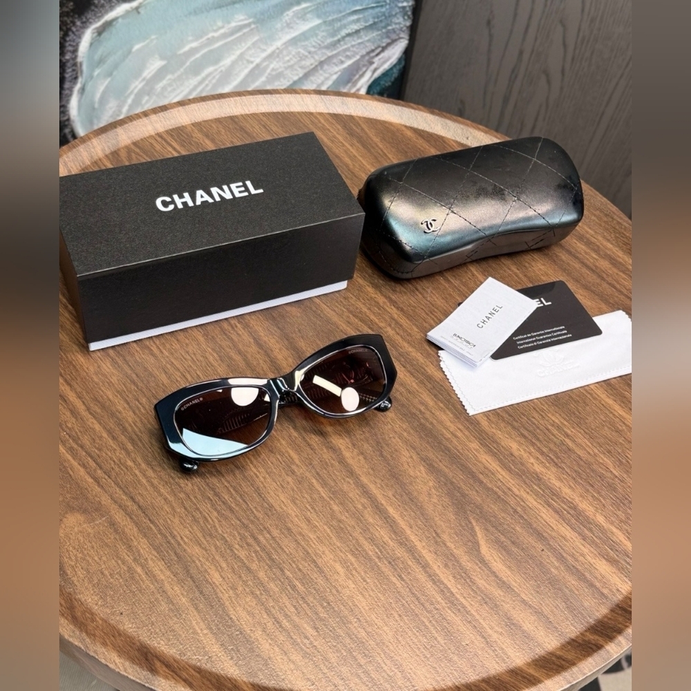 CHANEL SUNGLASSES - Picture 4 of 9